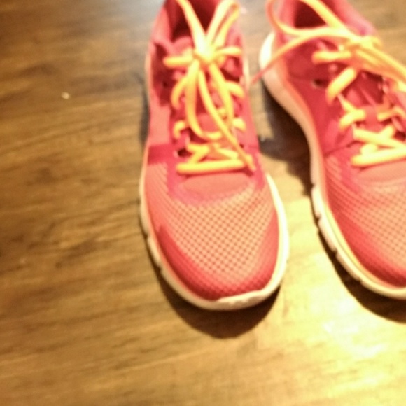 Tennis shoes - Picture 1 of 3